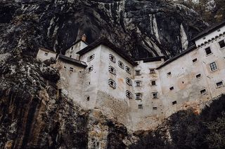 斯洛文尼亚波斯托尼亚洞穴口的Predjama城堡