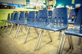 蓝色，塑料无扶手椅，塑料，无扶手，椅子，学校，教室，教育