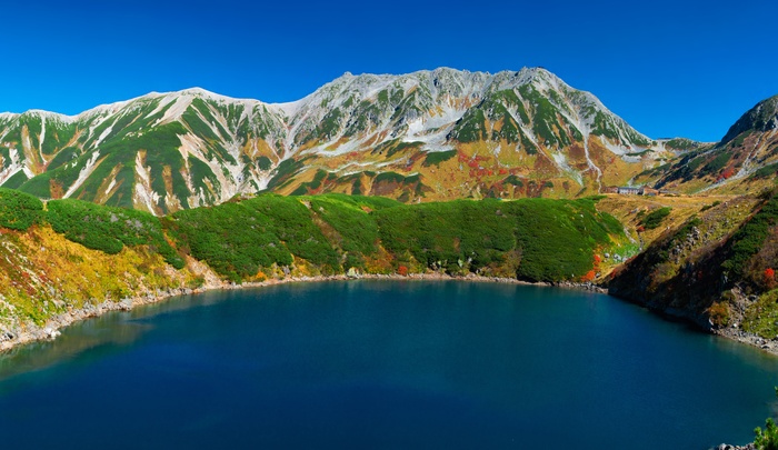 高山附近的湖泊，火山湖，山地景观，秋天，日本北部阿尔卑斯山，tateyama，高山