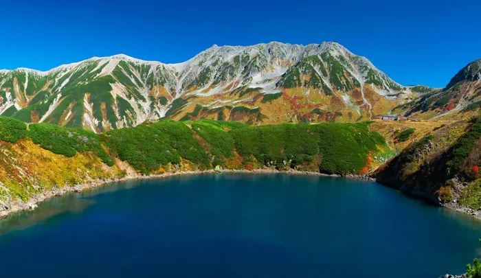 高山附近的湖泊，火山湖，山地景观，秋天，日本北部阿尔卑斯山，tateyama，高山