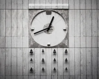 带钟的模拟挂钟