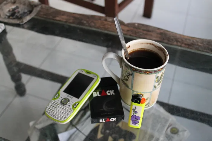 咖啡，茶歇，手机，香烟，打火机，玻璃桌子，手机，饮料