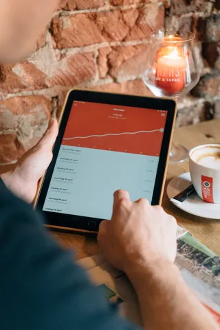 使用开启太空灰iPad的人