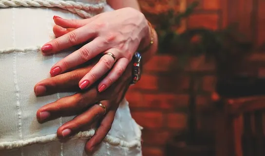 孕妇抱着肚子的特写照片 孕妇抱着肚子的特写照片