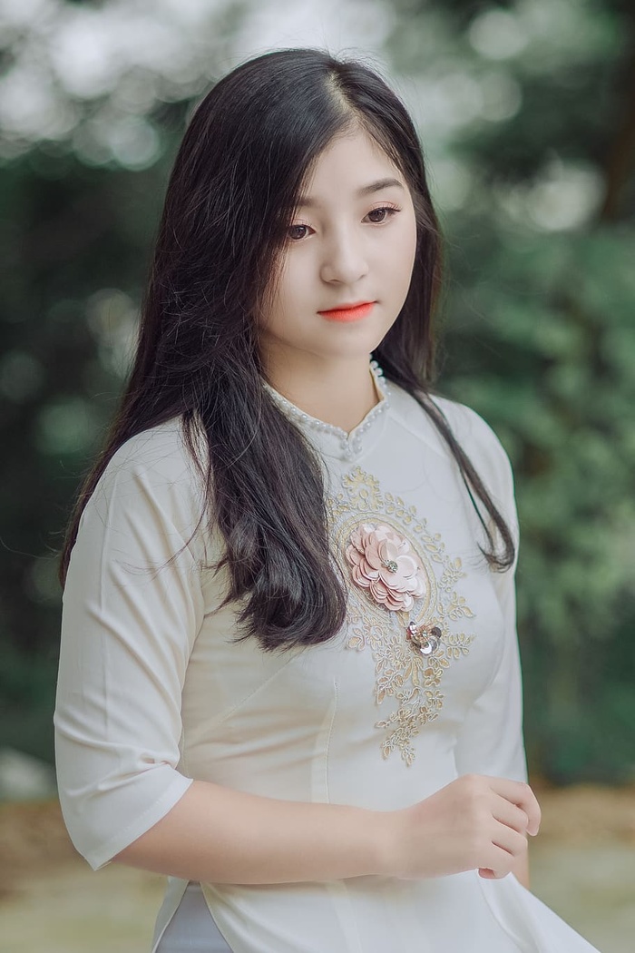 穿着白色连衣裙的女人的特写照片
