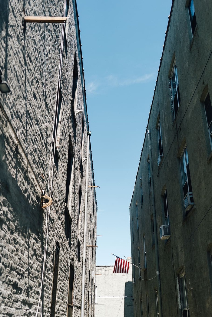 灰色混凝土墙、旗帜、符号、道路、走道、家居装饰、电线杆、天空