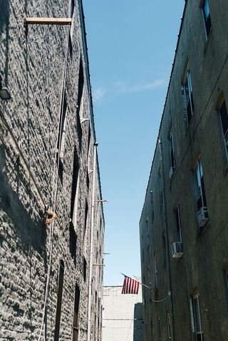 灰色混凝土墙、旗帜、符号、道路、走道、家居装饰、电线杆、天空