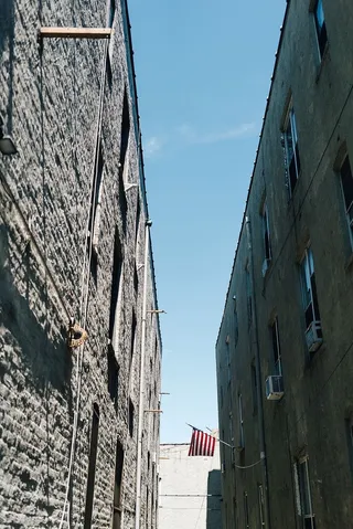 灰色混凝土墙、旗帜、符号、道路、走道、家居装饰、电线杆、天空