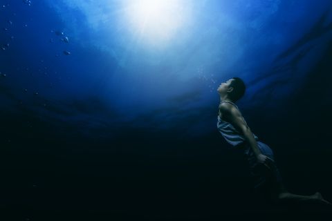 水下游泳的人的绘画