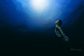 水下游泳的人的绘画