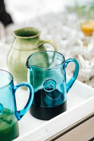 几杯橙汁、葡萄酒和水