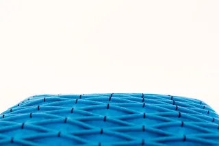 蓝色纹理枕头的斜角镜头