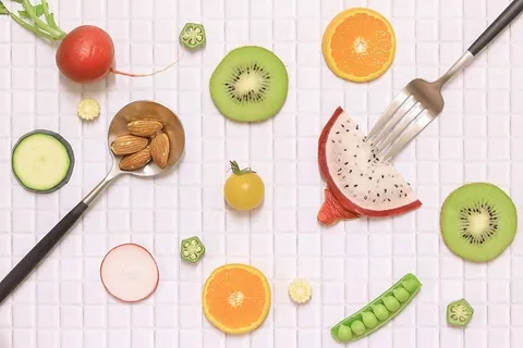 桌上切片水果和蔬菜的俯视图 桌上切片水果和蔬菜的俯视图