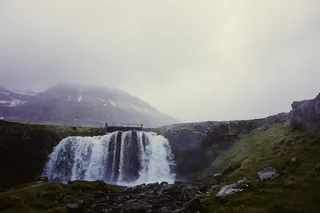 瀑布、自然、岩石、小山、绿色、草、云、天空