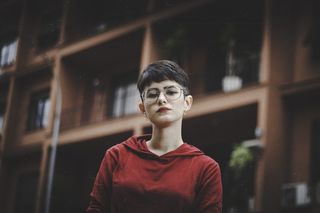 穿着套头衫连帽衫的女性的选择性聚焦摄影