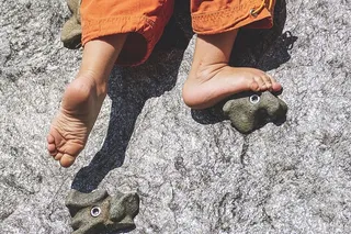 蹒跚学步的孩子爬上墙壁