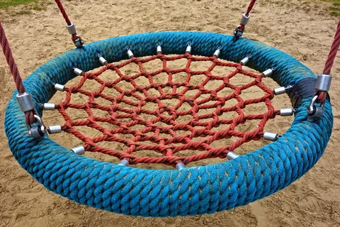 蓝绿色、红色、秋千、绳索秋千、网、网、网格、绳索 蓝绿色、红色、秋千、绳索秋千、网、网、网格、绳索