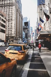 沥青路面上的黄色SUV