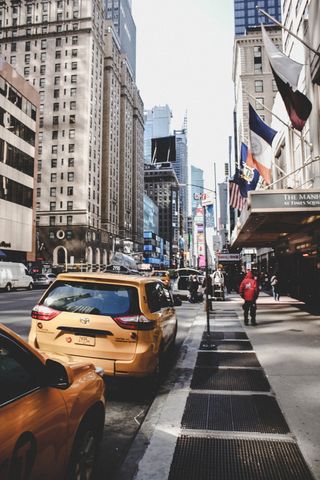 沥青路面上的黄色SUV