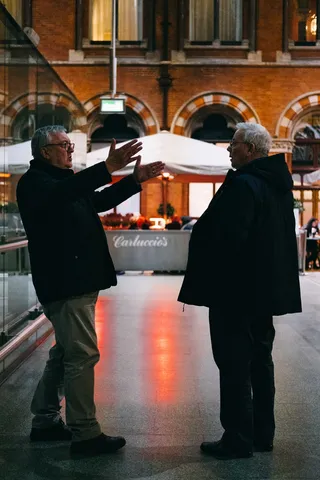 英国，伦敦，什么，对话，街头摄影，激烈的辩论，动画，老人