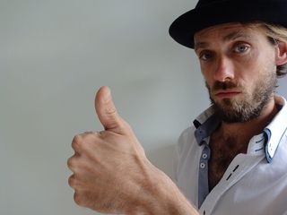 拇指，帽子，男人，一个人，肖像，胡子，头像，面部毛发