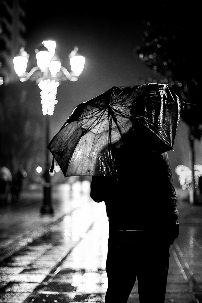 黑白、人、人、街道、雨、雨、伞、聚焦前景