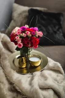 一束鲜花和蜡烛