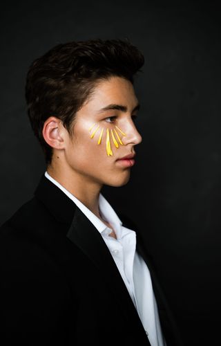 穿黑色西装的男子