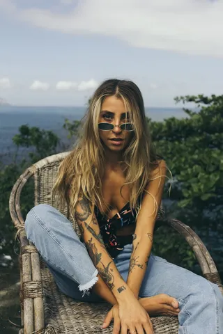 坐在椅子上的女性照片