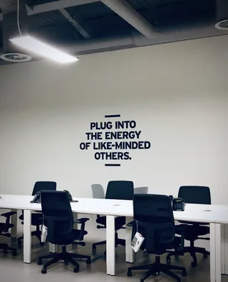 室内、通讯、座椅、椅子、文字、墙壁建筑特征、无人、照明