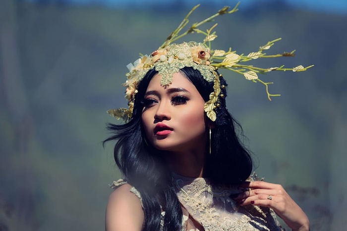 站在户外的女人