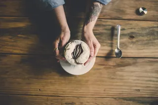 拿着杯咖啡的人