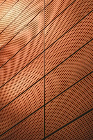 设计有孔洞的棕色墙壁