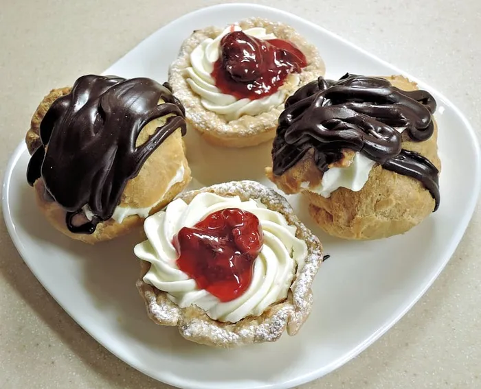 巧克力奶油泡芙、奶油奶酪馅饼、甜点、食品、甜食、生奶油、食品和饮料、新鲜度