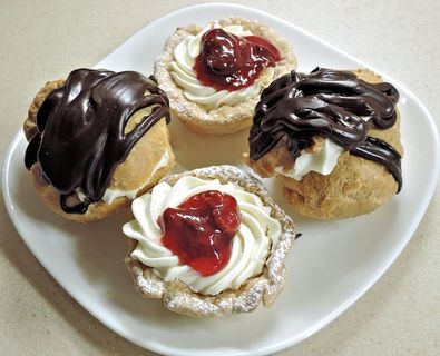 巧克力奶油泡芙、奶油奶酪馅饼、甜点、食品、甜食、生奶油、食品和饮料、新鲜度 巧克力奶油泡芙、奶油奶酪馅饼、甜点、食品、甜食、生奶油、食品和饮料、新鲜度