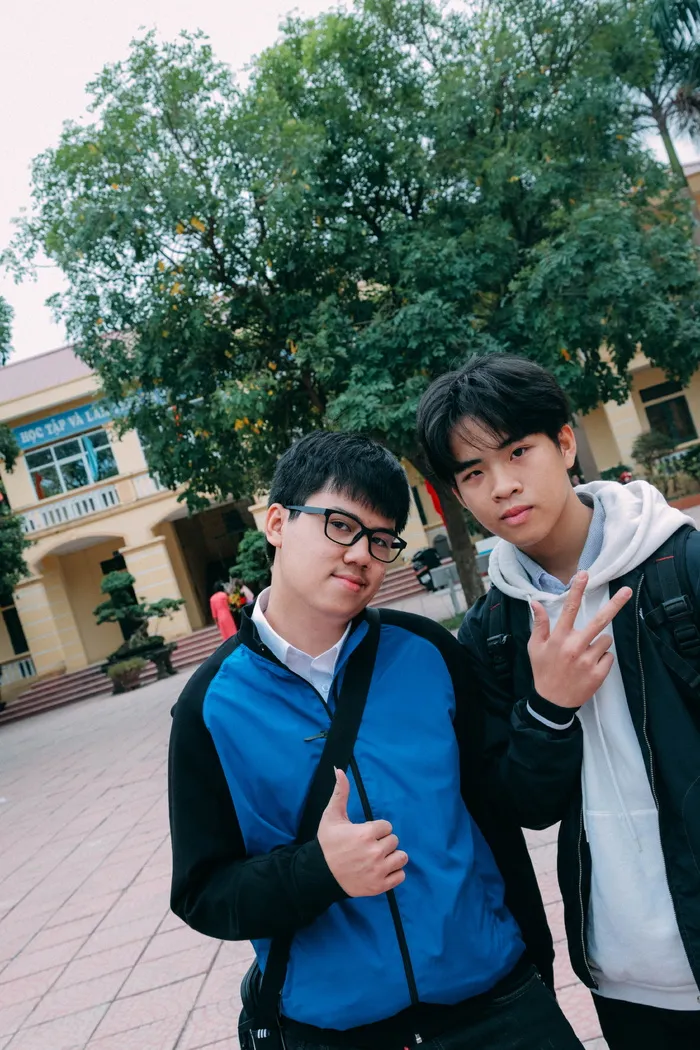 白天，一名身穿蓝色连帽衫的男子站在户外，站在蓝色和白色阳光下