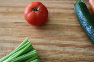 烹饪，砧板，番茄，葱，西葫芦，蔬菜，健康饮食，蔬菜