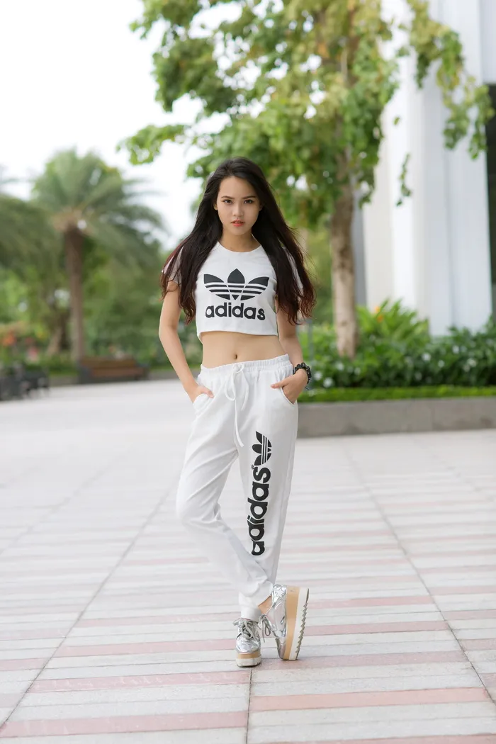 黑色，头发女性，穿着，阿迪达斯短上衣，运动裤，双人，银色平台运动鞋，运动