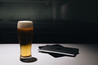 登机、平板电脑、ipad、休息室、机场、等待、饮料、啤酒