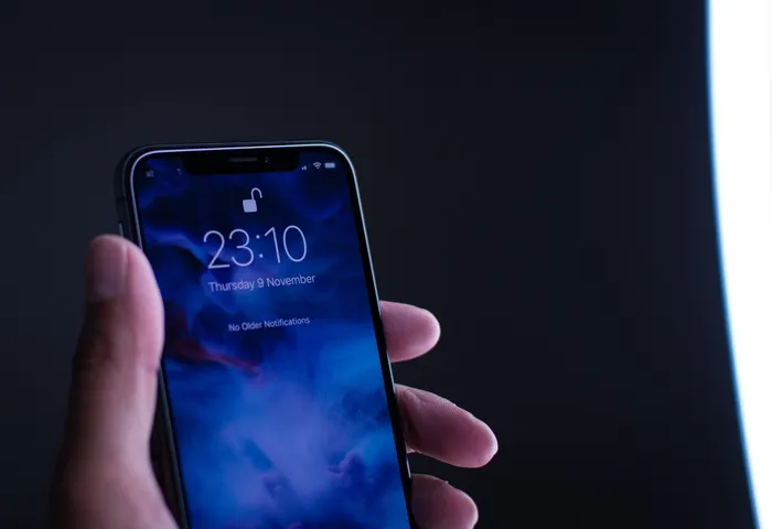 拿着灰色iPhone X的人