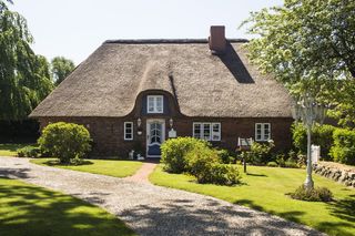 nordfriesland，田园诗般的茅草屋，纪念碑，茅草屋顶，建筑，植物，建筑结构，树木