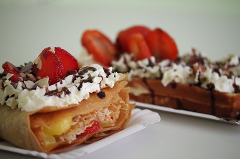 薄煎饼，生奶油，油炸食品，甜点，水果，巧克力，食物