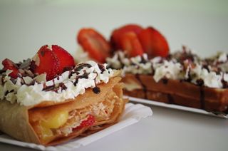 薄煎饼，生奶油，油炸食品，甜点，水果，巧克力，食物