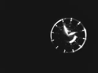 工作室拍摄，复制空间，时间，黑色背景，时钟，室内，单一对象，没有人