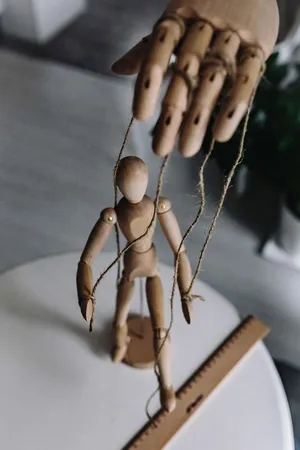 各种姿势的木制人体模型