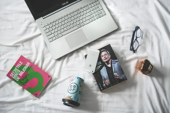 MacBook和带眼镜书的平面摄影