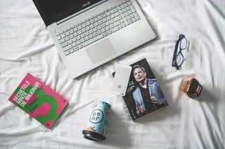 MacBook和带眼镜书的平面摄影