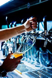 啤酒，酒吧，休息，酒精，酒吧，狂欢，啤酒，酒吧，人手