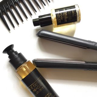 熨斗、头发、熨斗、静物、室内、特写、无人、桌子