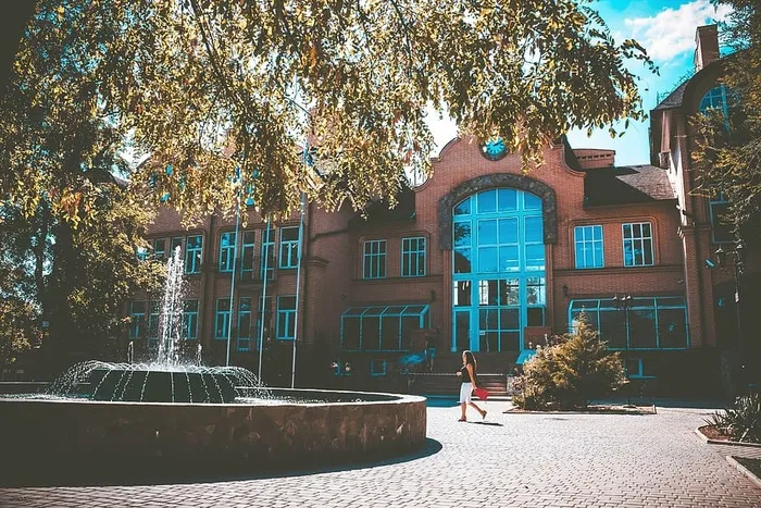 女人，散步，旁边，喷泉，建筑，白天，照片，棕色